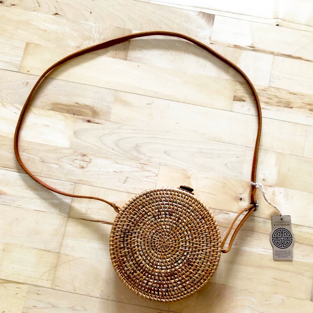 NEW HANDCRAFTED IN VIETNAM RATTAN ROUND CROSSBODY BAG